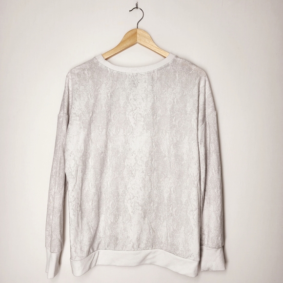 Mondetta Cozy White and Gray Snake Print Sweatshirt Size Large - Picture 6 of 9